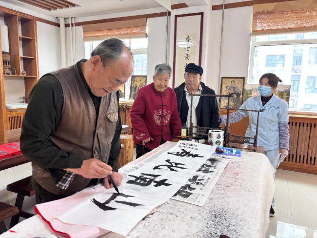舒明苑康养家园的老人参加书画创作活动。高静.png