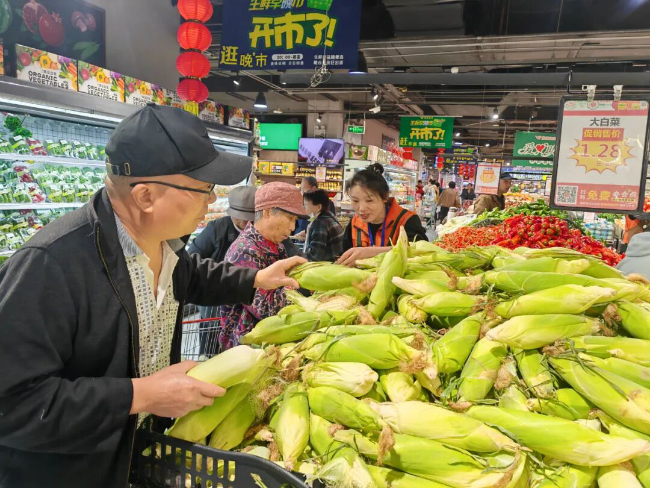 消费者在超市挑选蔬菜。刘玉梅.png
