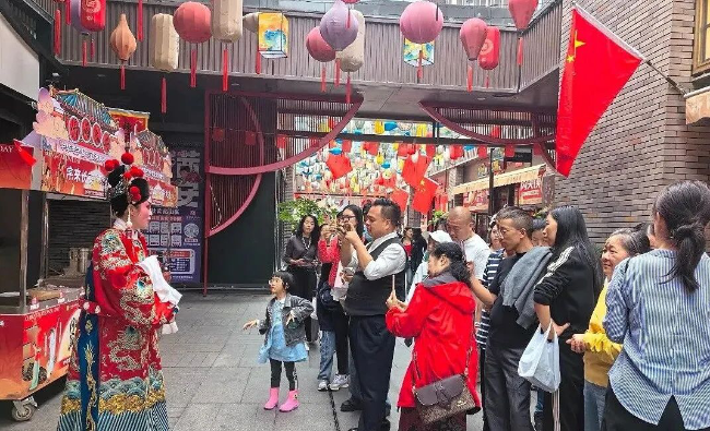 西安饮食股份有限公司在钟鼓楼处推出“秦腔非遗小舞台”mini剧场,分时段演绎经典秦腔选段,吸引众多游客驻足拍照。.png